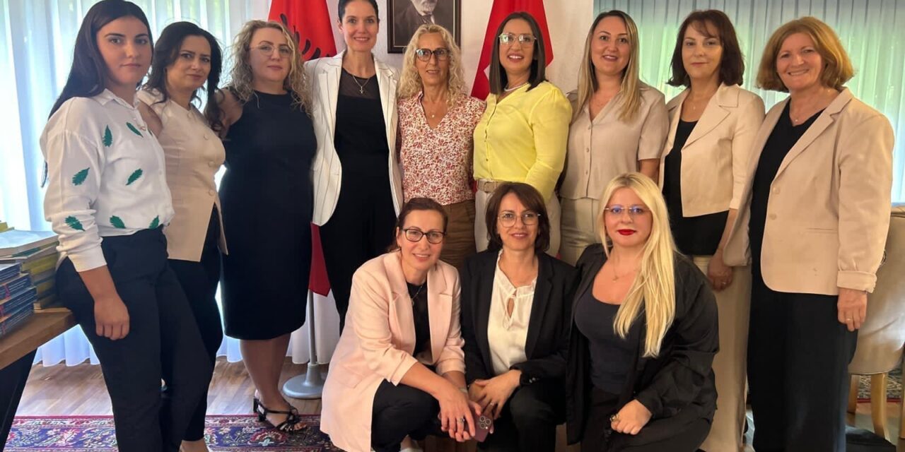 Një dhuratë në shenjë nderimi për prof. Vaxhidin