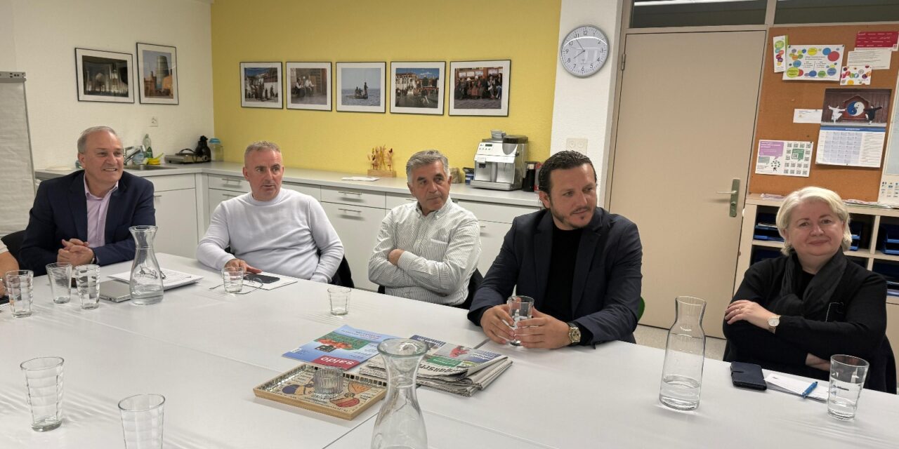 U mbajt Kuvendi i Shkollës Shqipe – L.A.P.Sh. “Naim Frashëri” për Kantonin e St. Gallenit Në një atmosferë pune dhe bashkëpunimi të ngrohtë më, 09 nëntor 2025 në qytetin Buchs, u mbajt Kuvendi i Bashkimit të “Shkollës Shqipe” – L.A.P.Sh. “Naim Frashëri” për kantonin e St. Gallenit. Në këtë kuvend morën pjesë mësues nga të gjitha pikat shkollore të kantonit, si dhe përfaqësues apo kryetarë të Këshillave Prindërorë të shkollave shqipe në këtë kanton. Ky Kuvend u cilësua si një kuvend bashkimi ndërmjet mësuesve dhe prindërve shqiptarë, në shërbim të gjuhës, arsimit dhe kulturës sonë kombëtare.   Në një atmosferë pune dhe bashkëpunimi të ngrohtë më, 9 nëntor 2025 në qytetin Buchs, u mbajt Kuvendi i “Shkollës Shqipe” – L.A.P.Sh. “Naim Frashëri” për kantonin e St. Gallenit. Në këtë kuvend morën pjesë mësues si dhe përfaqësues e kryetarë të Këshillave Prindërorë të shkollave shqipe. Ky bashkërendim i punëve dhe veprimtarive tona arsimore u vlerësua si një kuvend bashkimi ndërmjet mësuesve dhe prindërve shqiptarë, në shërbim të gjuhës, arsimit dhe kulturës sonë kombëtare. Në takim morën pjesë bashkëkryetari i LAPSh “Naim Frashëri” për Zvicrën, prof. dr. Vaxhid Sejdiu, anëtarë të Kryesisë Kantonale, mësues dhe shumë prindër të përkushtuar që kanë në qendër të vëmendjes ruajtjen dhe identitetin kombëtar. Përkushtim dhe zgjerim i rrjetit të shkollave shqipe Në fjalën e tij, z. Sejdiu theksoi suksesin për pikat e reja shkollore që janë hapur kohëve të fundit në: Rebstein, Wittenbach, Gossau, Widnau, Heerbrugg, Abtwil, Grabs, Oberriet, Rorschach, Rappersewil-Jona e të tjera. Aktualisht, Kantoni i St. Gallenit numëron 13 mësues e mësuese dhe mbi 240 nxënës në 20 pika shkollore aktive, duke e bërë atë një nga kantonet më të suksesshme në rrjetin e shkollave shqipe në Zvicër. Dr. Sejdiu theksoi rëndësinë e ruajtjes së identitetit kombëtar, përmirësimit të cilësisë së mësimdhënies dhe forcimit të bashkëpunimit ndërmjet mësuesve dhe prindërve shqiptarë në mërgatë. Ai falënderoi të gjithë veprimtarët që ndër vite kanë dhënë kontribut të çmuar për gjuhën dhe kulturën tonë, shpesh përmes një pune plotësisht vullnetare.   Zgjedhjet e reja dhe raportet e punës Gjatë Kuvendit, arkëtari i LAPSh për kantonin St. Gallen z. Adnan Fazliu prezantoi raportin financiar dhe z. Mehmetali Sherifi raportin e punës, të cilët u miratuan njëzëri nga të pranishmit. Pas miratimit, Kuvendi kaloi në zgjedhjet e reja të kryesisë kantonale, ku në një frymë bashkëpunimi e mirëkuptimi u zgjodhën: Kryetar: z. Rexhep Rexhepi Nënkryetar: z. Bleron Ademi Sekretare: znj. Valbona Alili Në ditët në vijim pritet të mblidhen mësuesit në takimin e Këshillit të Arsimtarëve, ku do të trajtohen tema pedagogjike dhe do të planifikohen mënyra konkrete për rritjen e numrit të nxënësve në bashkëpunim me prindërit shqiptarë të këtij kantoni.   Takimi u nbajt në rrethana të mirëqena që përshkohet nga respekti, uniteti dhe dëshira e përbashkët për ta çuar përpara misionin fisnik të “Shkollës Shqipe” – LAPSh. “Naim Frashëri” në Zvicër. Dhe në fund kryetari i porsazgjedhur Z. Rexhep Rexhepi falënderoi të gjithë për pjesëmarrjen dhe besimin e dhënë në misionin e përbashkët për ruajtjen, përkushtimin dhe dashurinë ndaj gjuhës shqipe – gjuhës së zemrës sonë! “Shkolla Shqipe” – L.A.P.Sh. “Naim Frashëri” për Kantonin e St. Gallenit Sektori për Informim